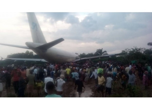 Máy bay hạ cánh đâm vào nhà dân, 7 người chết