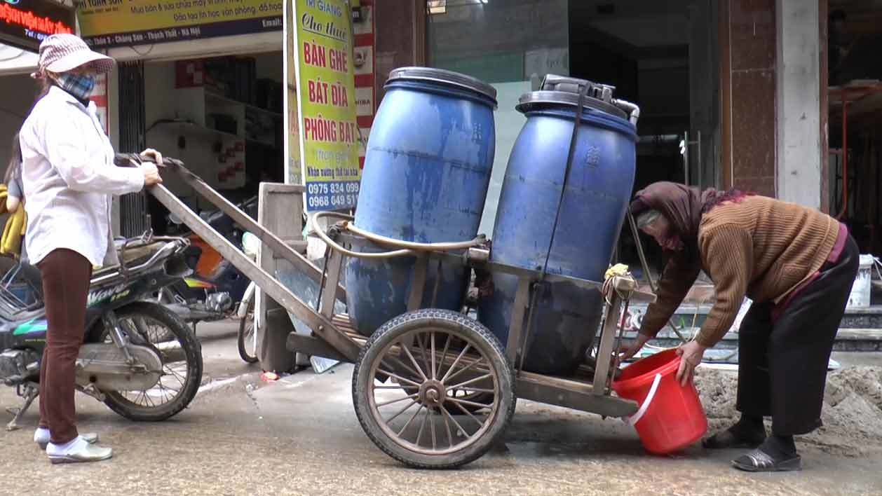 Ngay tại Thủ đô: Mua nước khó hơn... mua vàng!