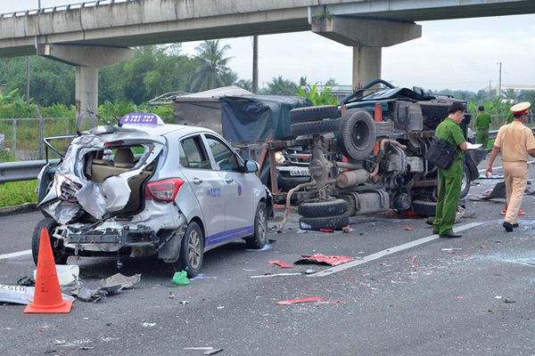 Chạy xe trên cao tốc, tai nạn thường rất thảm khốc