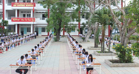 TP.HCM: Xôn xao hình ảnh thi học kỳ ngoài trời chống gian lận