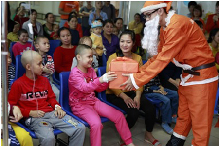 Cô bé ung thư làm tiếp viên hàng không