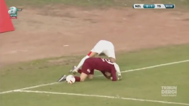 chui háng đối thủ