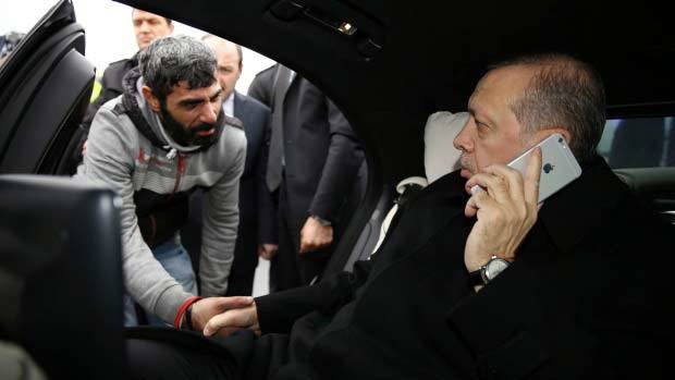 Tổng thống Thổ Nhĩ Kỳ ra tay cứu người