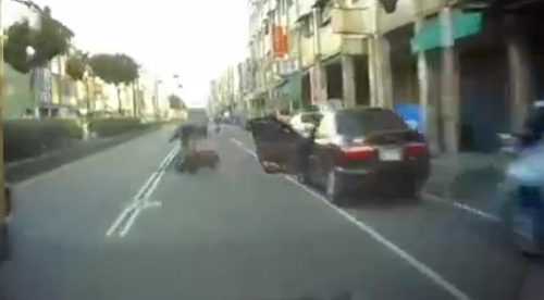 Người đàn ông tử nạn vì đâm vào cửa ô tô đang mở