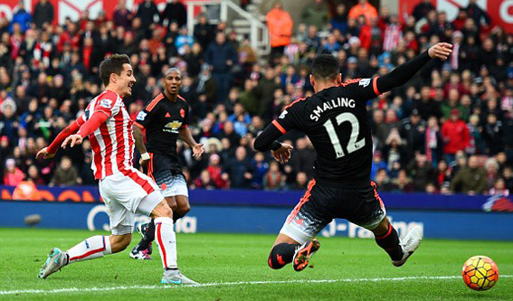 Stoke vùi dập M.U, Van Gaal sắp