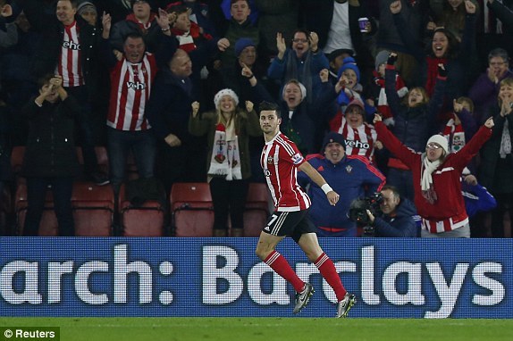 Shane Long sút tung lưới Cech lần 2