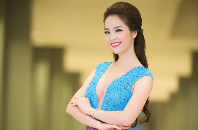 Thụy Vân mặc váy xẻ ngực táo bạo bất chấp trời rét