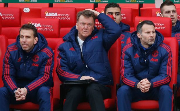 Thua đau Stoke, Van Gaal như muốn khóc