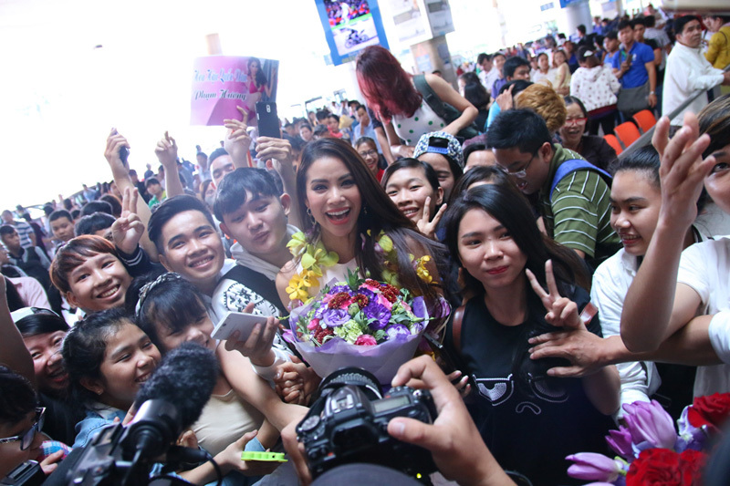 Chen nhau đón Hoa hậu Phạm Hương ngày trở về