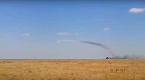Xem Tor-M2U của Nga vừa di chuyển vừa phóng tên lửa