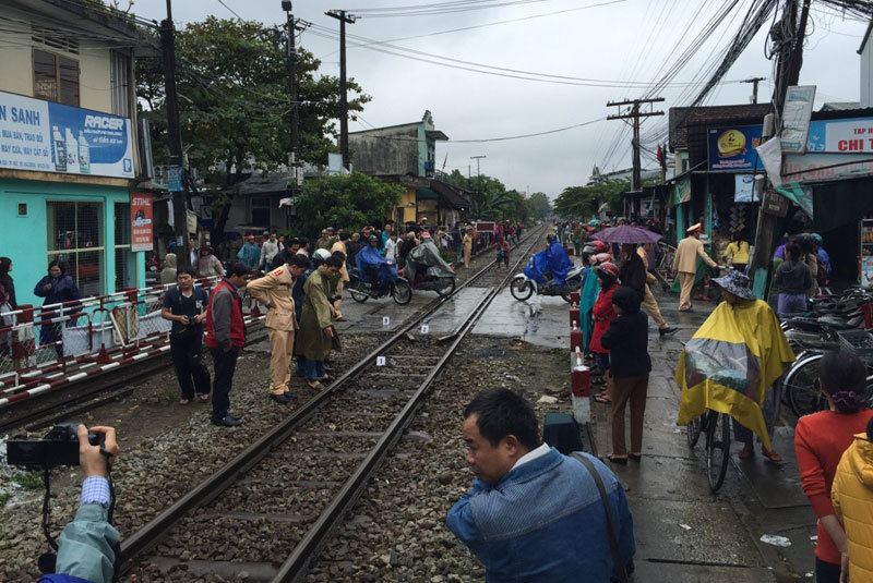 Huế: Nam thanh niên lao vào tàu tự tử