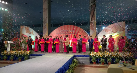 Mua sắm nhộn nhịp ở Hội chợ thời trang VN 2015