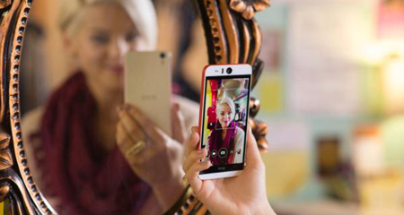 ‘Vua selfie’ HTC gây bão dịp cuối năm