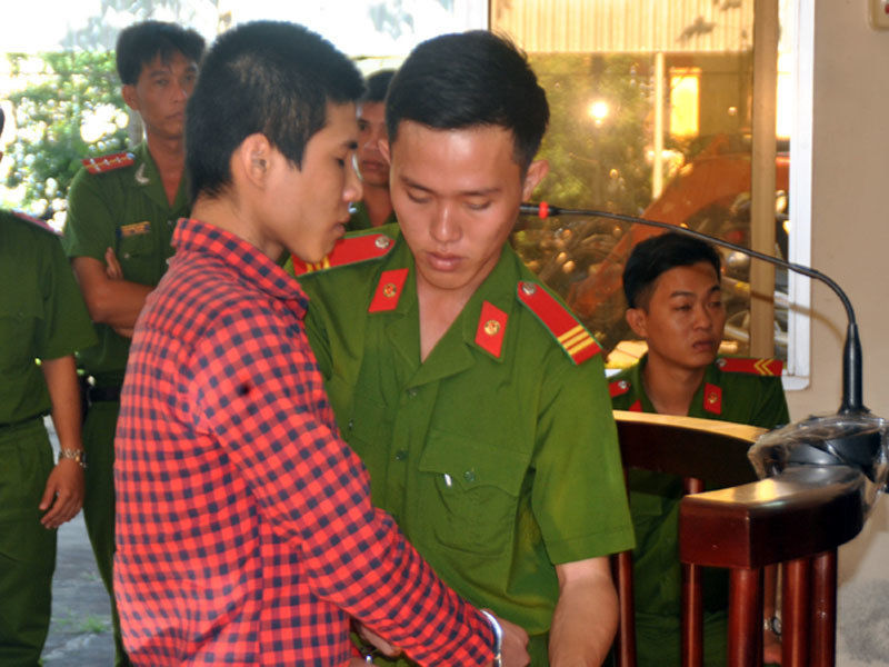 Nghịch tử dùng búa giết cha, đặt xác vào phòng ngủ