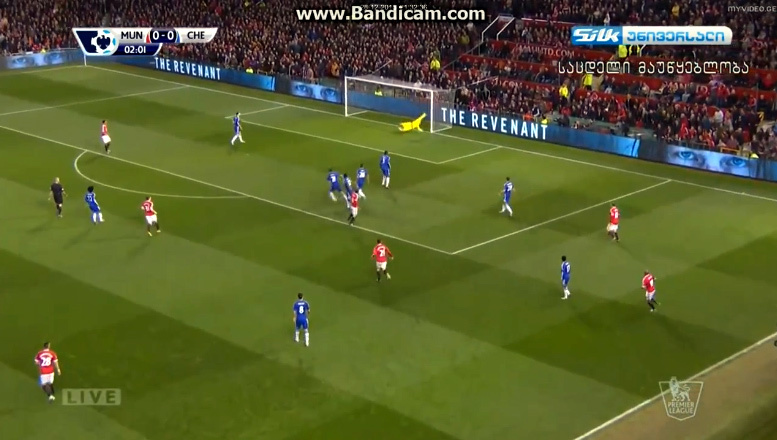 Martial sút bong đập cột dọc