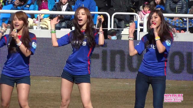 Dàn hoạt náo viên Incheon cổ vũ Xuân Trường