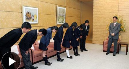 Nhật Bản tranh cãi việc đưa giá trị truyền thống vào lớp học