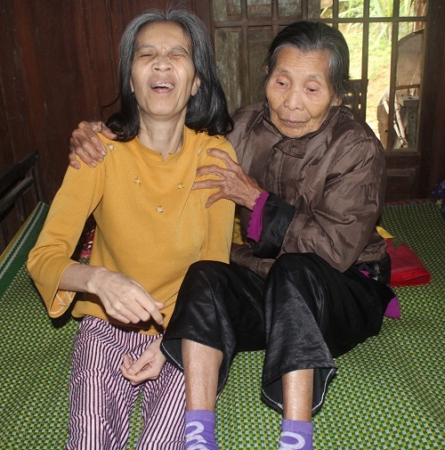 Mẹ già điếc mong “được chết sau con gái”