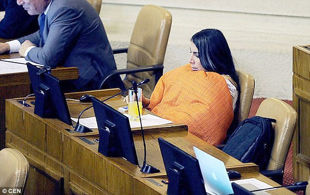 Sốc cảnh nữ nghị sĩ trùm chăn họp quốc hội