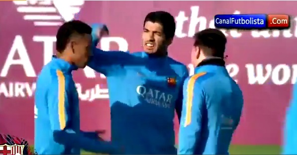 Neymar bị Messi và Suarez 