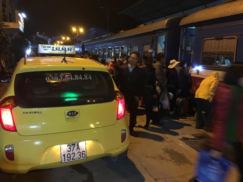 Ga Vinh 'bảo kê' 3 hãng taxi bắt khách sát đường sắt?