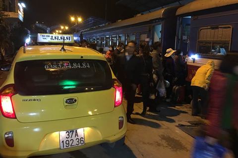 Taxi đón khách cạnh đường tàu