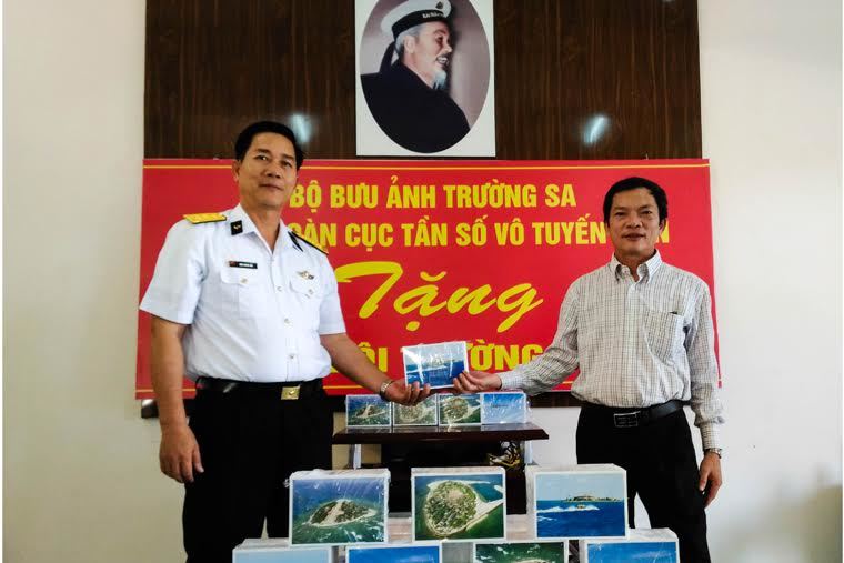 Trao tặng 5.700 bộ bưu thiếp Lữ đoàn 146 – Vùng 4 Hải quân