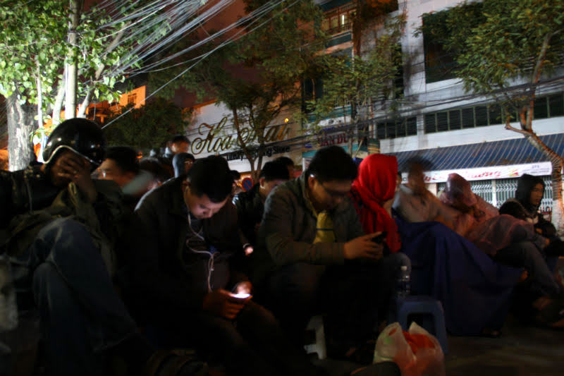 Bay từ Hà Nội vào Đà Nẵng xếp hàng chờ vắc xin trong đêm