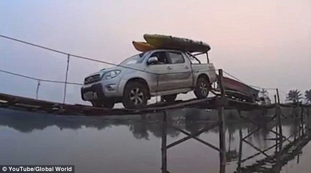 Thót tim xem ô tô qua cầu khỉ