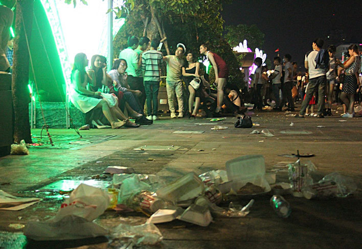 Trung tâm Sài Gòn ngập trong rác sau bữa tiệc ánh sáng