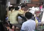 Toàn bộ nhân viên quán ăn Sài Gòn đánh khách bầm dập