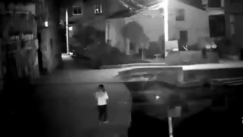 Thiếu nữ tử nạn vì mải dùng smartphone