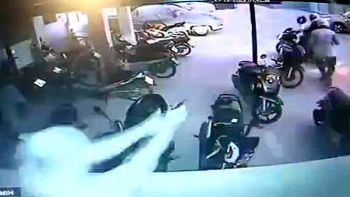 10 clip 'nóng': Trộm xe máy bị chủ nhà bắn gãy xương sống