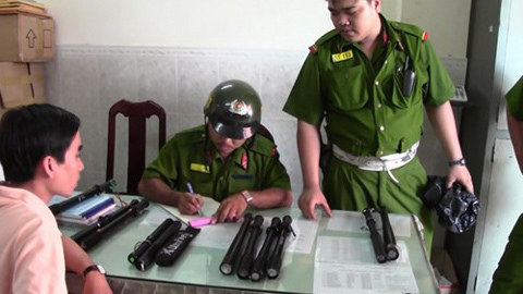 Cảnh sát 113 kể chuyện 2 cô gái náo loạn phố đi bộ