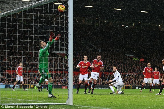 Gylfi Sigurdsson đánh đầu san bằng tỷ số