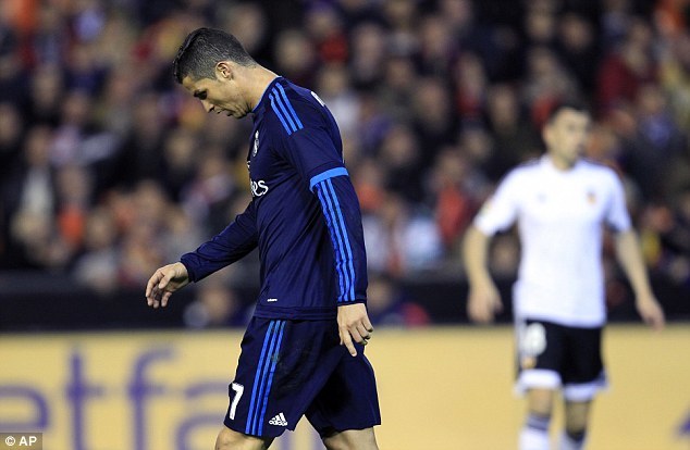 Bị đuổi người, Real đánh rơi chiến thắng trước Valencia