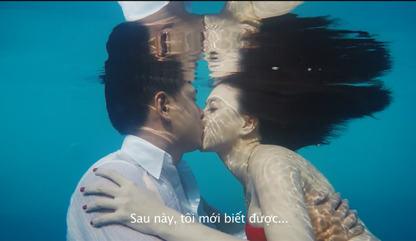 Cận cảnh màn hôn dưới nước của Đinh Ngọc Diệp và Bình Minh