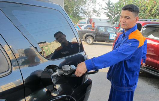 Xăng giảm giá lần đầu tiên trong năm