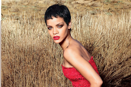 Điều ít biết về nữ ca sĩ sexy cứ lên sân khấu là uống rượu