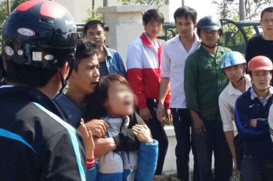 Nữ sinh bị kề dao vào cổ