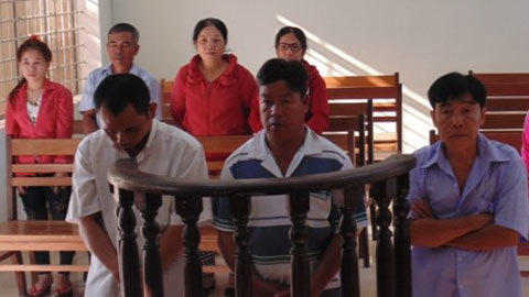 Dụ trẻ bán vé số quan hệ, 3 người đàn ông hầu tòa