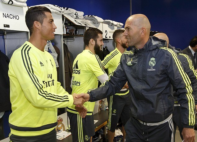 Zidane vào phòng thay đồ 
