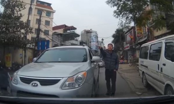 Hà Nội: Tài xế ô tô chạy ngược chiều, đe dọa người đi đường