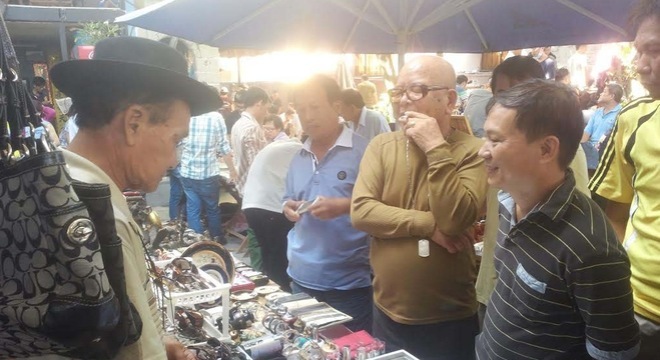 Đại gia đồ cổ 100 tỷ, phá sản đi bán đồ cũ