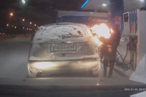 Người phụ nữ dùng bật lửa soi bình xăng khiến xe bốc cháy dữ dội