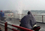 Vỡ ống nước trên cầu Chương Dương, giao thông rối loạn