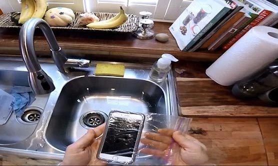 Tuyệt chiêu tạo vỏ chống thấm nước cho smartphone