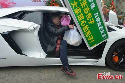Choáng cảnh lái siêu xe đi giao bánh bao