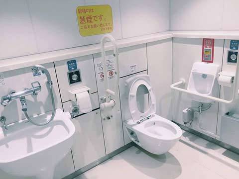 Ông bố này chỉ ra 10 thói xấu khi dùng toilet trẻ Việt nào cũng mắc phải