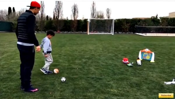 Ronaldo so tài sút phạt với quý tử